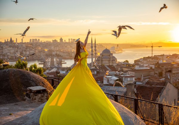Золотой рассвет: атмосферная фотоссесия на стамбульской крыше