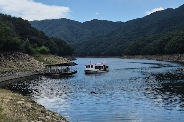 Фото - экскурсия: Один день в городе среди гор: самая длинная канатная дорога и храм у озера