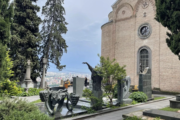 Фото - экскурсия: Загадки Пантеона: экскурсия по знаменитому грузинскому некрополю