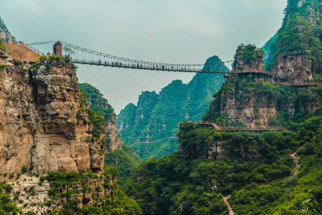 Поднебесная: стеклянный мост, чайная церемония и шоу акробатики