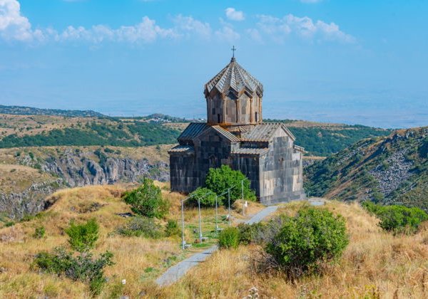Средневековая Армения и дух гор: Амберд, озеро Кари, Мугни и Аллея букв - фото 1
