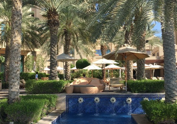 Отдых в отеле Fairmont The Palm с бассейном и приватным выходом на пляж - фото 1
