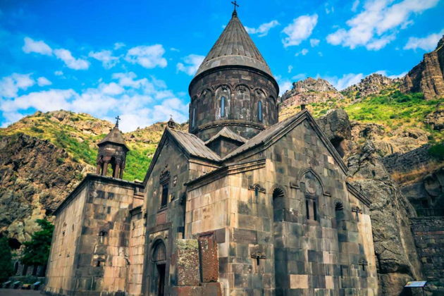 Фото экскурсии - Симфония камней и древних храмов: Арка Чаренца и Монастырь Гегард - 5