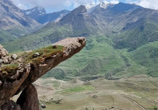Верхняя Балкария, Язык Тролля и замок Шато-Эркен