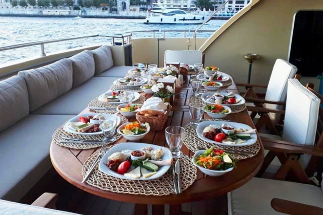 Фото - экскурсия: Яхтенная прогулка по Босфору с традиционным турецким завтраком