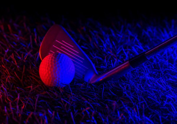 Яркий 3D-мир Blacklight Mini Golf — игра в мини-гольф с подсветкой