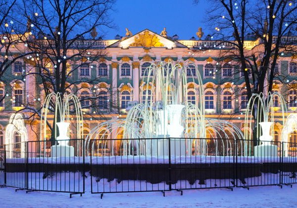Новогодние огни с бокалом игристого и подарками - фото 3