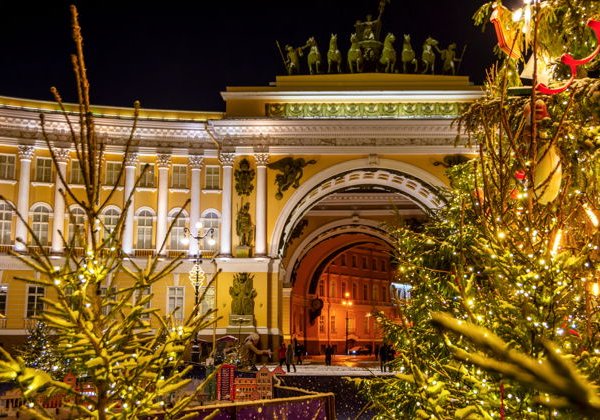 Новогодние огни с бокалом игристого и подарками - фото 4
