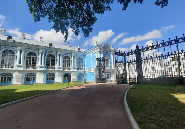 Смольный за 300 лет: от Смольного двора до убийства Кирова - фото 1