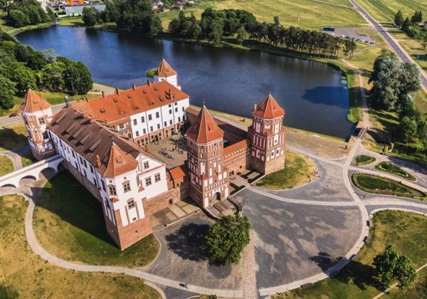 На микроавтобусе в замки Коссово, Несвижа, Мира и назад в Брест или Минск - фото 1
