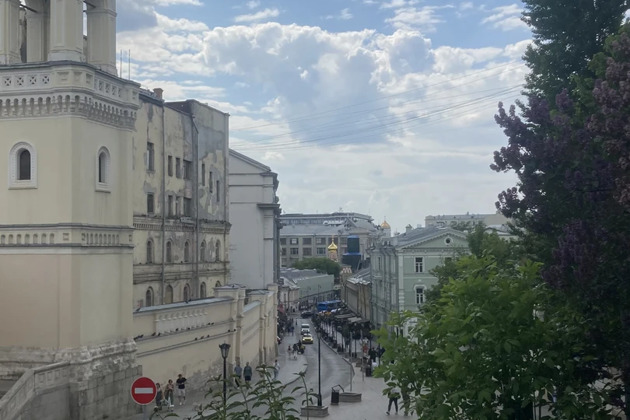 Фото - экскурсия: Прогуляйтесь по Ивановской горке и Солянке с их узкими улочками, потаенными двориками и стильными кафе