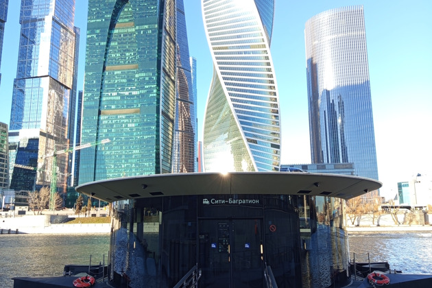 К небоскрёбам Москвы-Сити на речном трамвае и кофе на уровне облаков