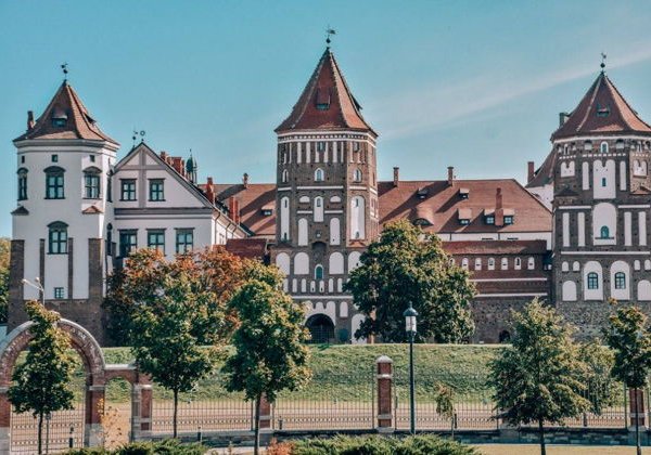 Трансфер из Гродно в Мирский и Несвижский замки – путешествие в историю с комфортом! - фото 1