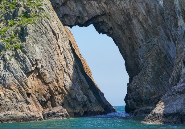 Экскурсия на катере по геопарку «Четыре морские арки»
