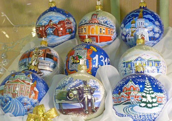 Волшебный мир елочных игрушек и гончарного искусства.