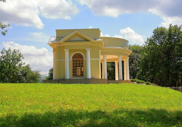 Прогулка по вечернему Кисловодску: дегустация нарзана и шоу фонтанов - фото 3