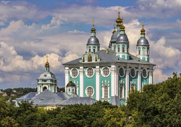 Смоленск: древние храмы, крепость и история города-щита