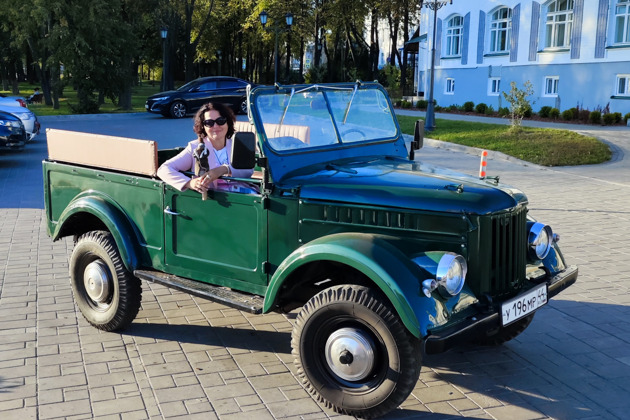 Фото - экскурсия: Поездка на винтажном авто по улицам Костромы