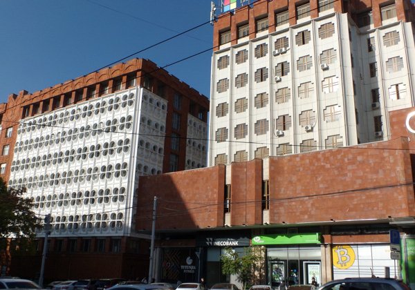 Бетонная душа Еревана: советский модернизм глазами современного художника