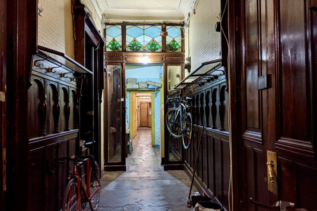 Загадочная атмосфера Петроградки: питерские коммуналки, уютные дворы и роскошные парадные