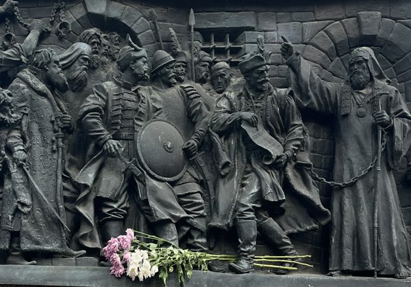 Три победы русского духа: экскурсия по памятникам Александровского сада
