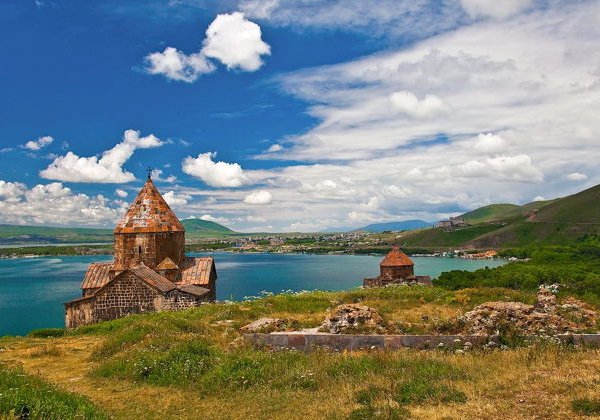 От розового города до голубого озера: из Еревана в Севан - фото 2