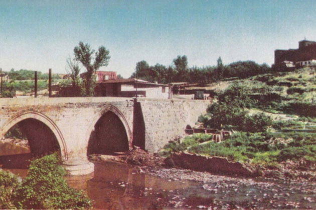 Фото экскурсии - Конд: прогулка по истории, визит в мастерскую скульптора и сырный дегустационный сет в небольшой компании - 1