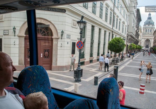 Экскурсия на плавучем автобусе по суше и по Дунаю - фото 1