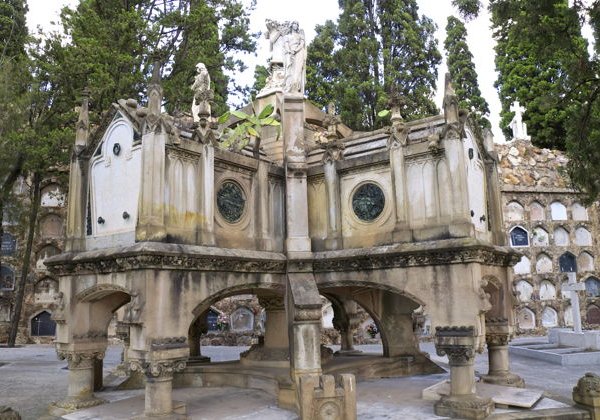 Кладбище Монжуик: тайны, искусство и легенды - фото 1