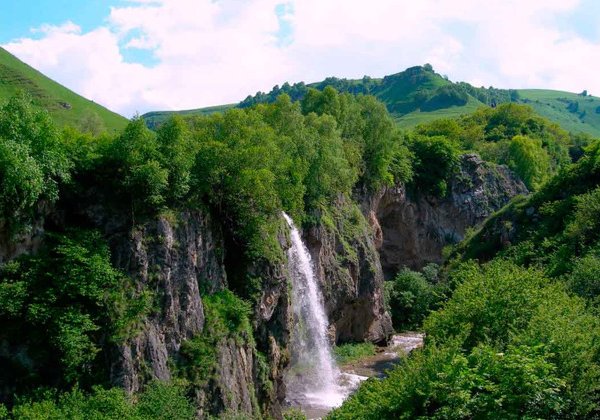 Медовые водопады и гора Кольцо