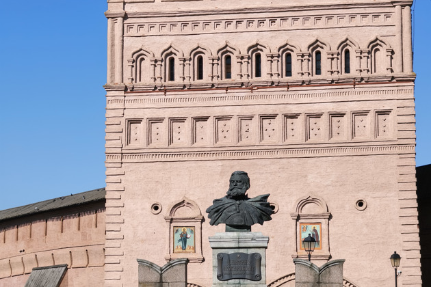 Фото - экскурсия: Мужской Спасо-Ефимиев монастырь величественно красуется словно город