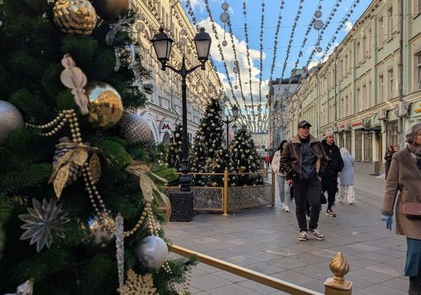 В поисках новогоднего настроения: прогулка по праздничной Москве - фото 1