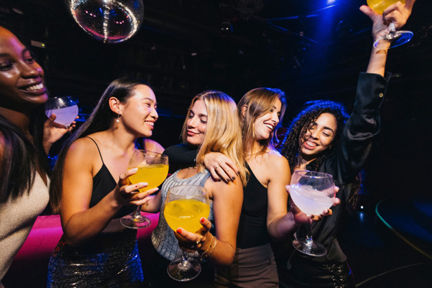 Фото - экскурсия: Ночная экскурсия по барам Лапы с кашасой и самбой вживую