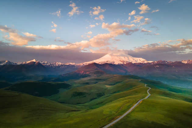 Путь к седому Эльбрусу лежит через озеро Гижгит, поселок Азау и Поляну Нарзанов