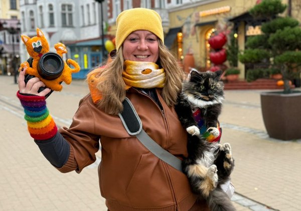 Фотопрогулка по новогоднему Зеленоградску «Кот на ёлке»