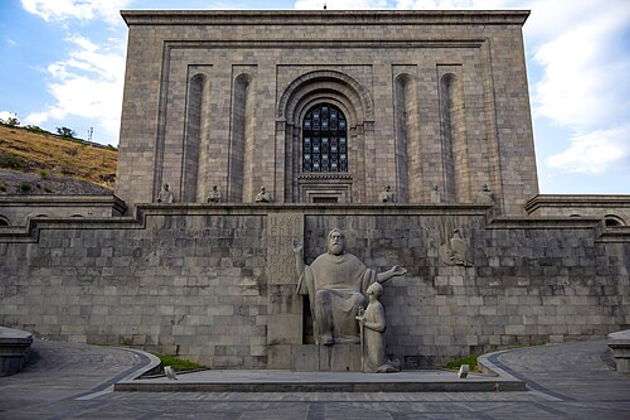 Фото экскурсии - Обзорная экскурсия по Еревану от крепости Эребуни до мемориала Цицернакаберд и музея Матенадаран - 3