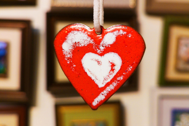 Фото - экскурсия: Мастер-класс по росписи фигурных кулонов с экскурсией