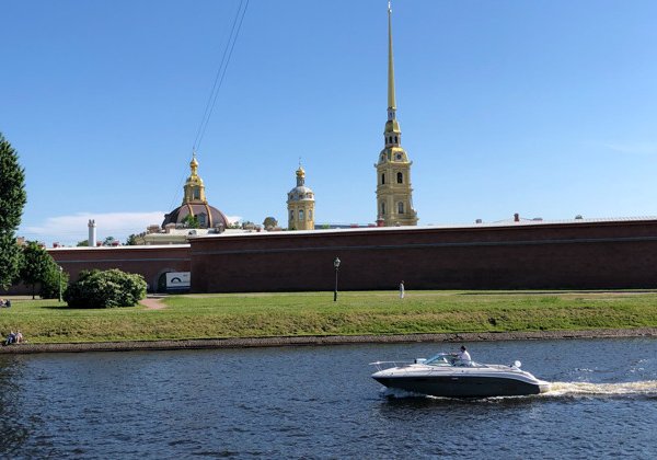 «Санкт-Питер-Бурх» - прогулка по крепости на Неве