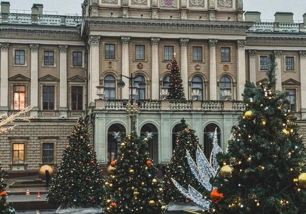 Со Снегурочкой по Петербургу: настоящая новогодняя экскурсия - фото 1