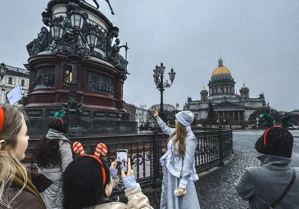 Со Снегурочкой по Петербургу: настоящая новогодняя экскурсия - фото 2
