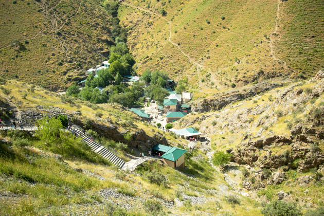 Фото - экскурсия: Подъем по двум тысячам ступеней к пещере святого Давида Хазрати Довуд