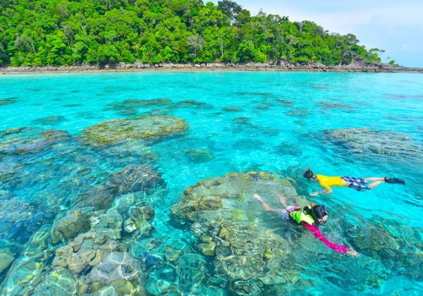 Три острова: море, пляжи и подводный мир - фото 1