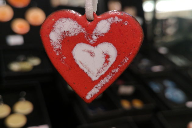 Фото экскурсии - Мастер-класс по созданию расписных кулонов в разных формах - 6