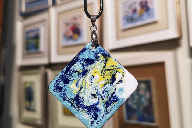 Фото - экскурсия: Создай свой кулон в технике горячей эмали на мастер-классе