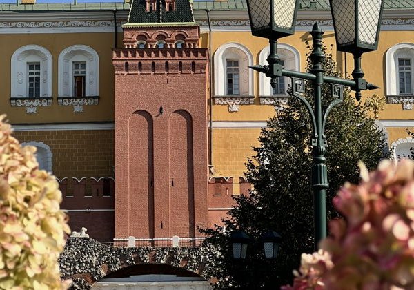 Индивидуальная экскурсия «Тайны и легенды Александровского сада» - фото 1