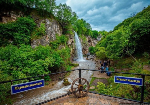 Окрестности курорта: Медовые водопады и Кольцо-гора