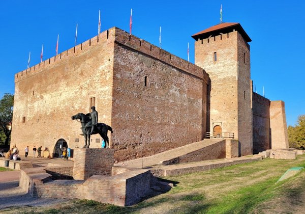 Город Дьюла и Купальня в дворцовом парке