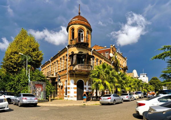 Сухум: аудиопрогулка по набережной древнего приморского города - фото 1