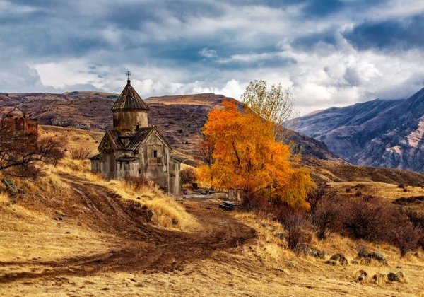 Неприступная крепость Смбатаберд и монастырь Цахац Кар: джип-тур - фото 2