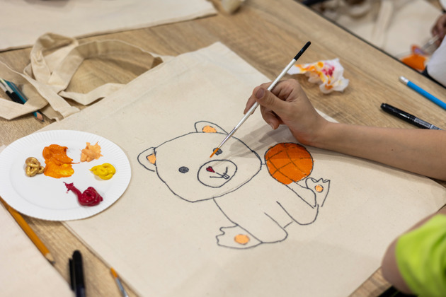 Фото - экскурсия: Создай уникальную сумку-шоппер на мастер-классе по набойке в усадьбе Пастуховых